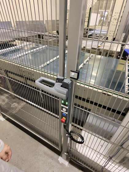 Systeme de verrouillage de securite sur la porte grillagee de la cellule robotisee de demoulage